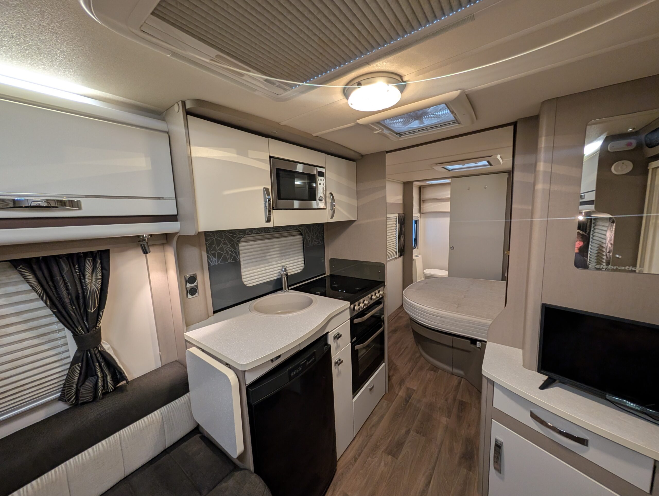 
								Swift Celebration 584 full									