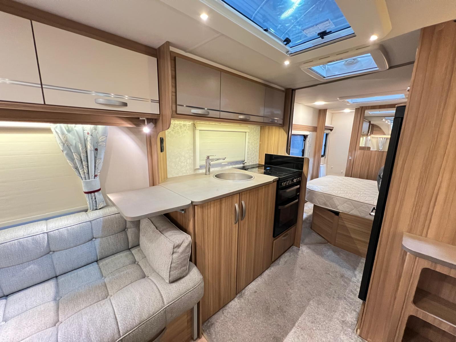 
								Lunar Quasar 674 Twin Axle 4 Berth Island Bed Caravan full									