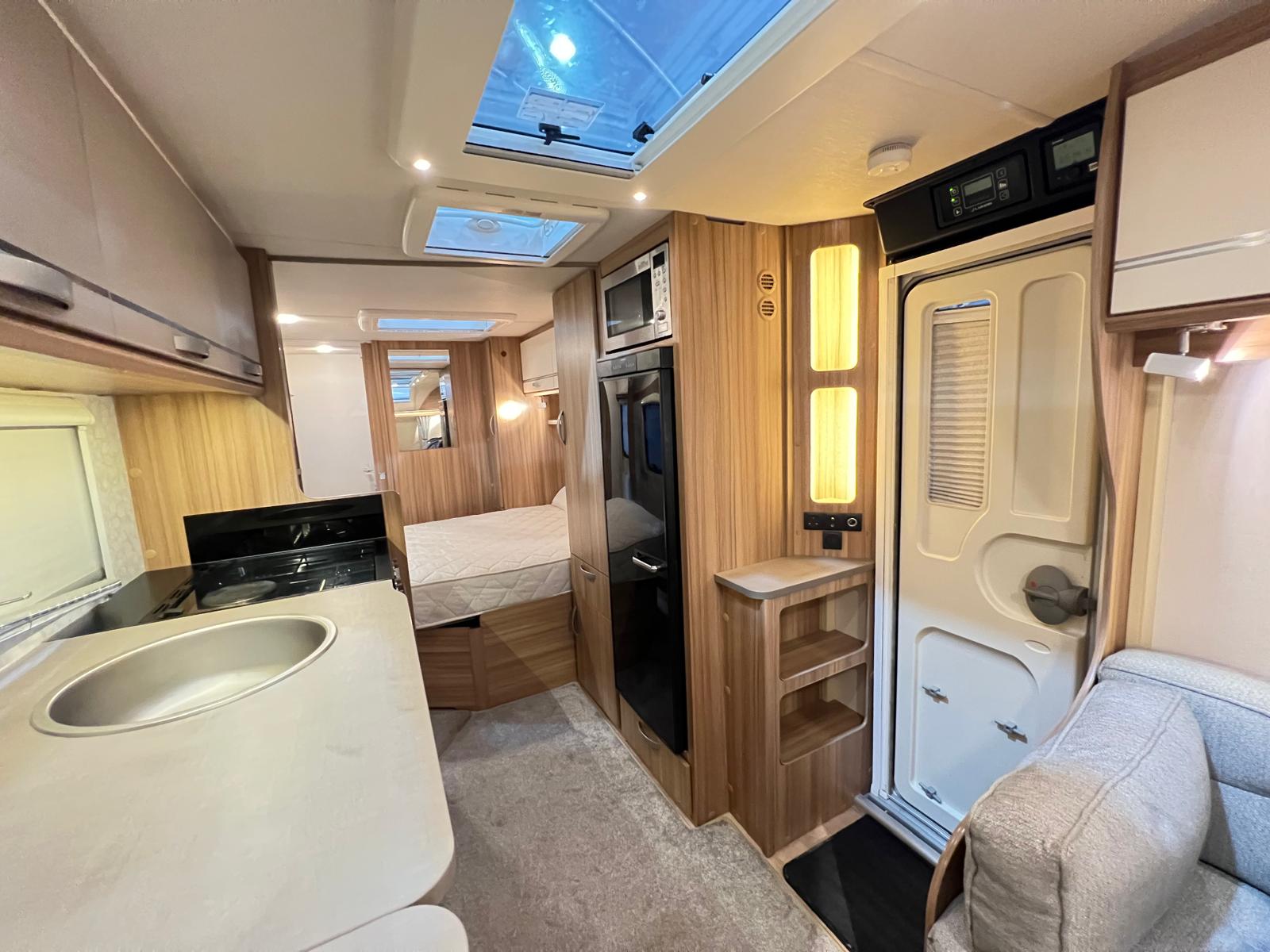 
								Lunar Quasar 674 Twin Axle 4 Berth Island Bed Caravan full									