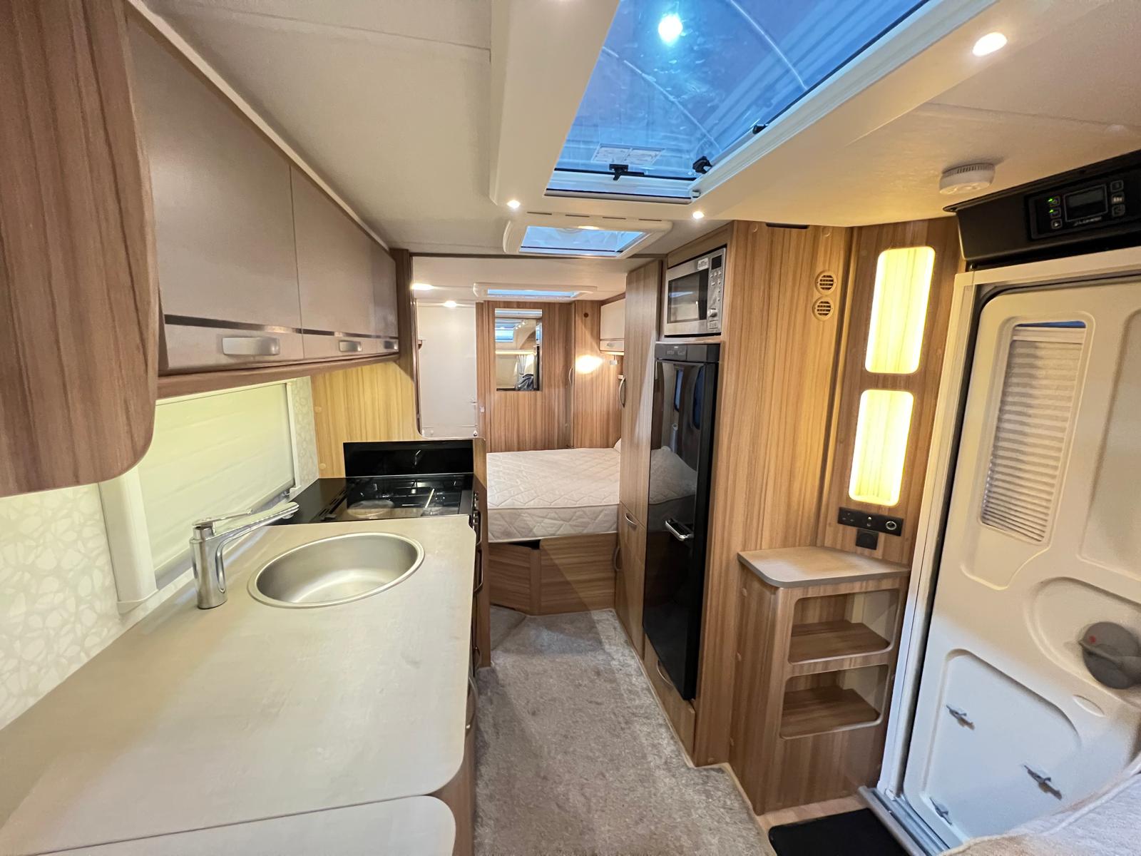 
								Lunar Quasar 674 Twin Axle 4 Berth Island Bed Caravan full									