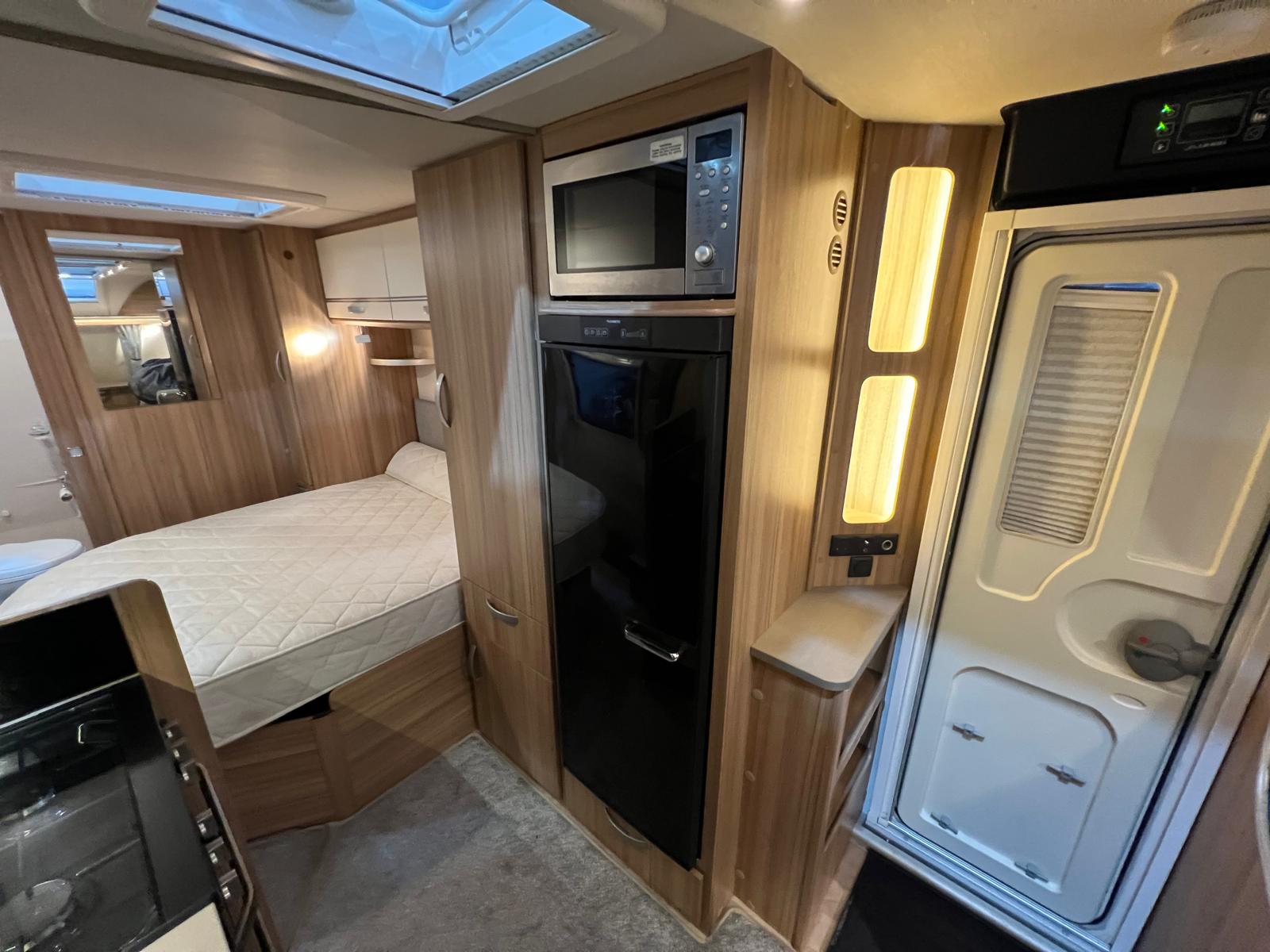 
								Lunar Quasar 674 Twin Axle 4 Berth Island Bed Caravan full									