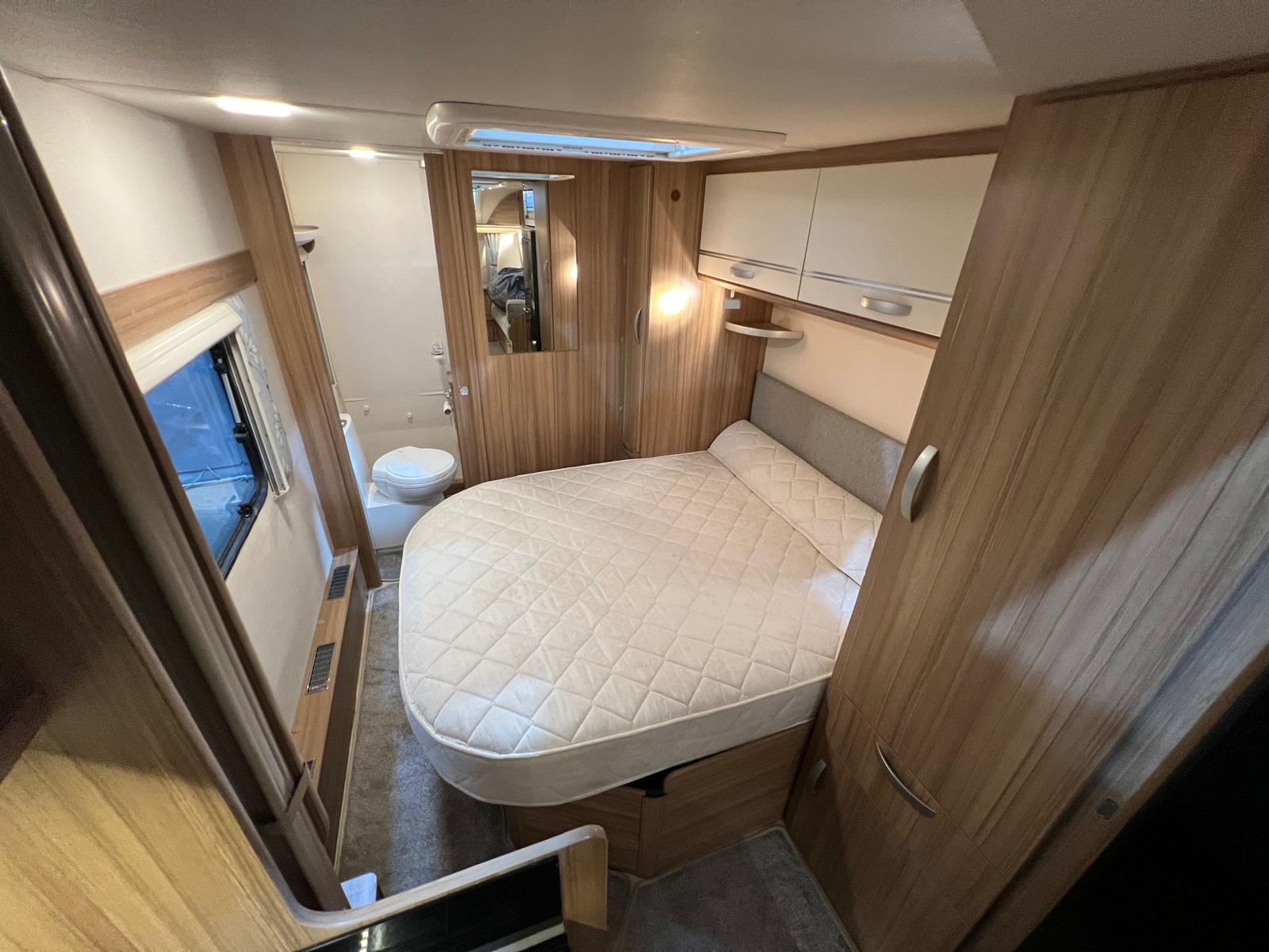
								Lunar Quasar 674 Twin Axle 4 Berth Island Bed Caravan full									