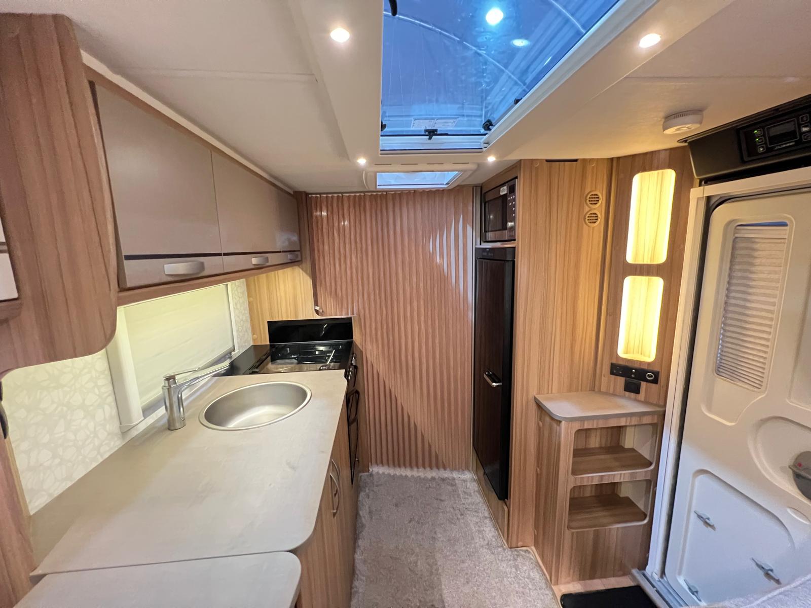 
								Lunar Quasar 674 Twin Axle 4 Berth Island Bed Caravan full									