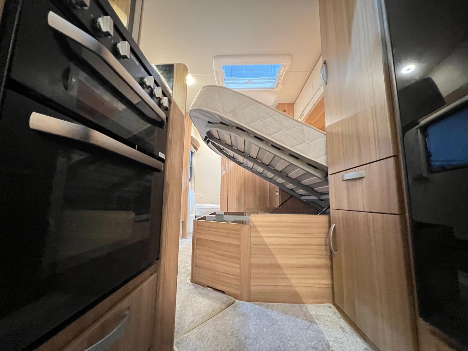 
								Lunar Quasar 674 Twin Axle 4 Berth Island Bed Caravan full									