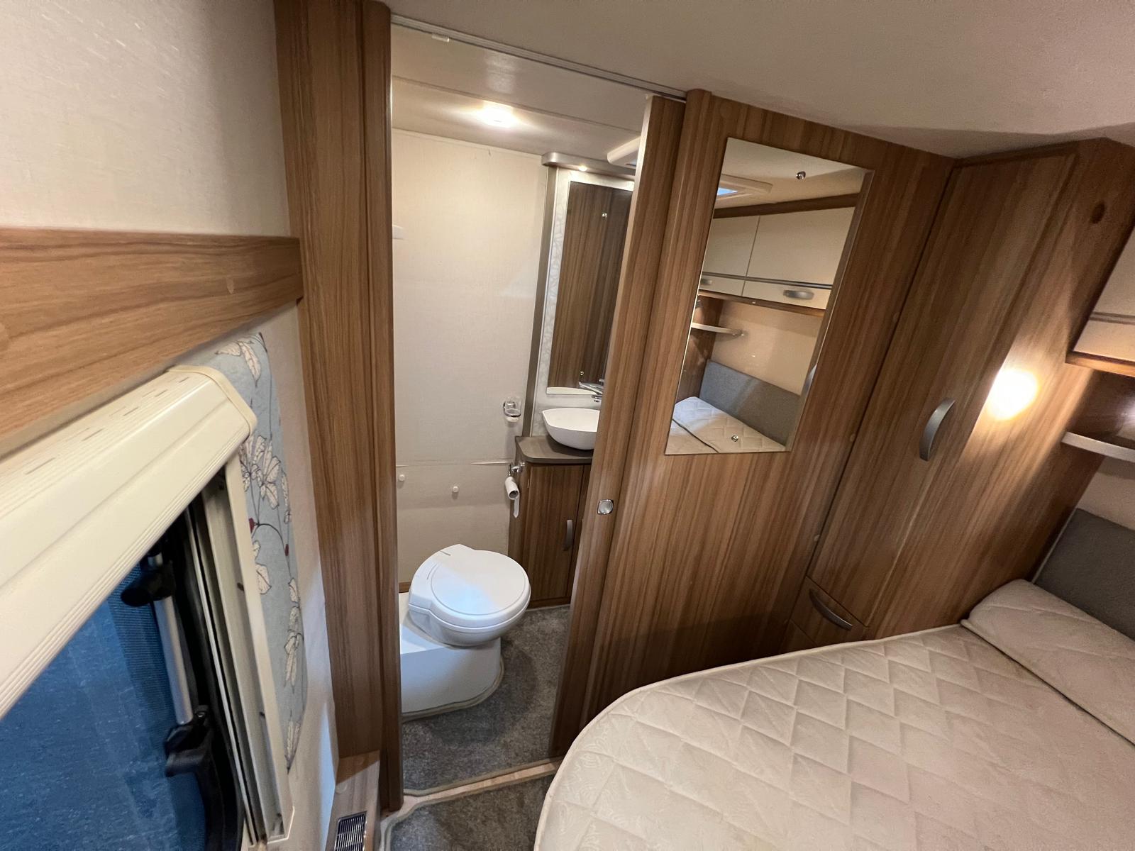 
								Lunar Quasar 674 Twin Axle 4 Berth Island Bed Caravan full									