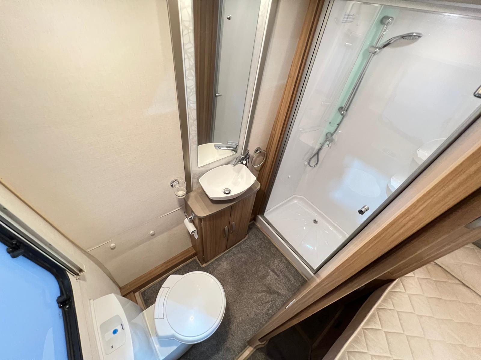 
								Lunar Quasar 674 Twin Axle 4 Berth Island Bed Caravan full									