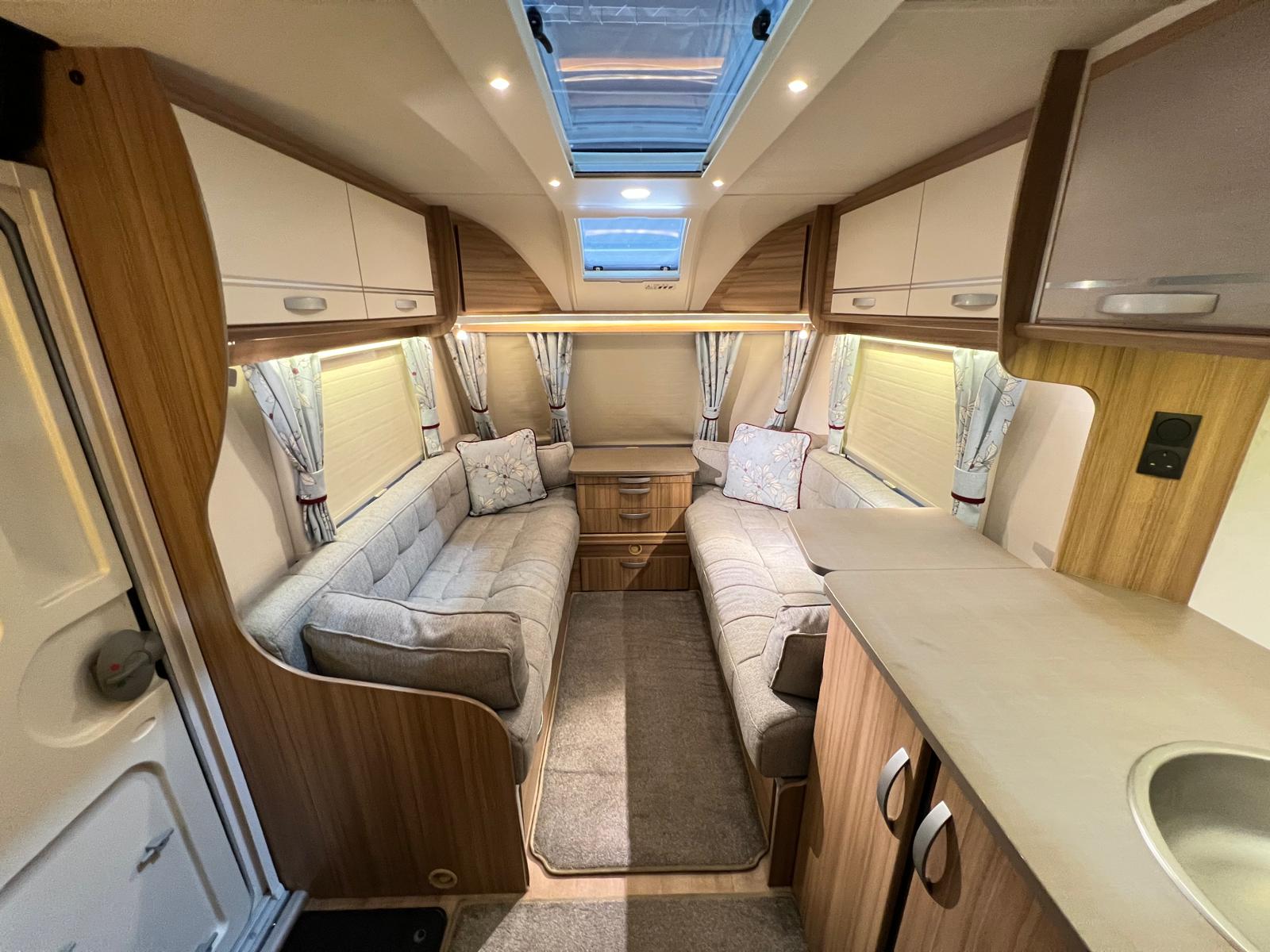 
								Lunar Quasar 674 Twin Axle 4 Berth Island Bed Caravan full									