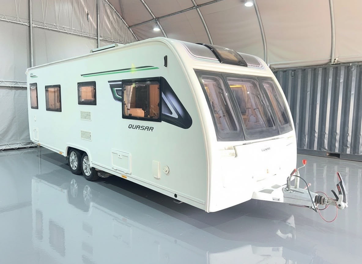 
								Lunar Quasar 674 Twin Axle 4 Berth Island Bed Caravan full									